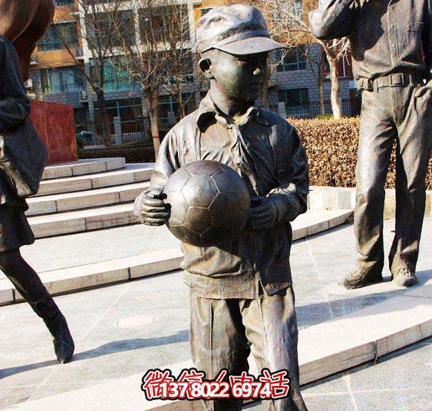 鑄銅雕塑，點綴小學廣場，傳遞小學生足球精神