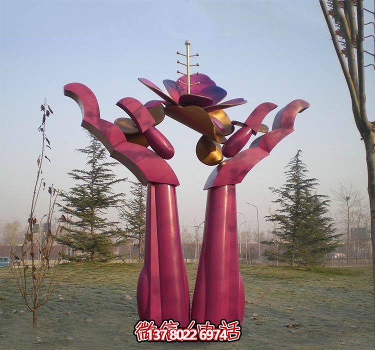 不銹鋼雕塑——用手捧花朵，點綴公園抽象美