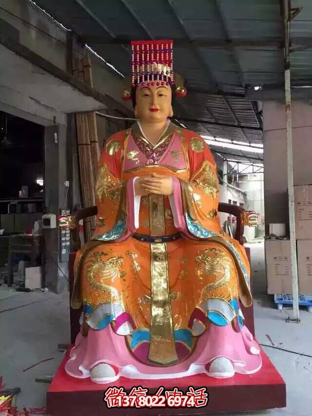 王母娘娘純銅雕塑，屹立于寺廟之中