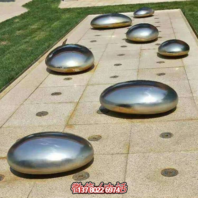 不銹鋼鏡面戶外噴泉水景擺件，以鵝卵石與雕塑裝飾