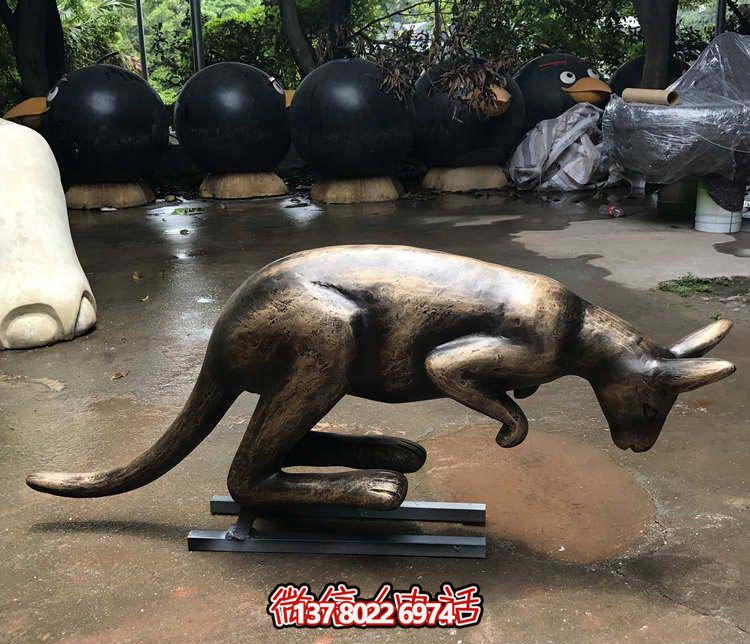 不銹鋼袋鼠雕塑，擺放于大型廣場(chǎng)