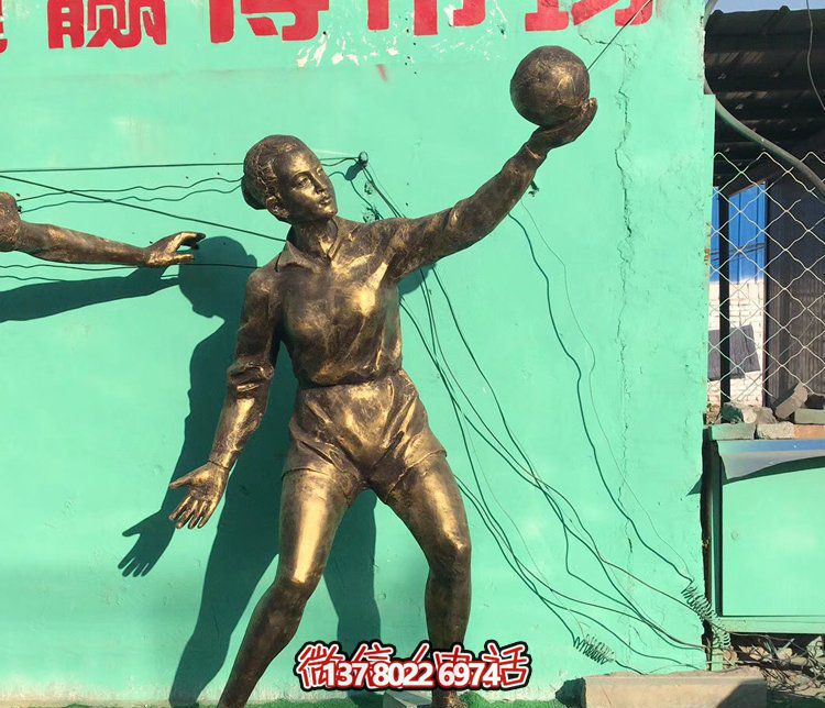大型玻璃鋼排球?qū)W生雕塑，為廣場(chǎng)增添活力
