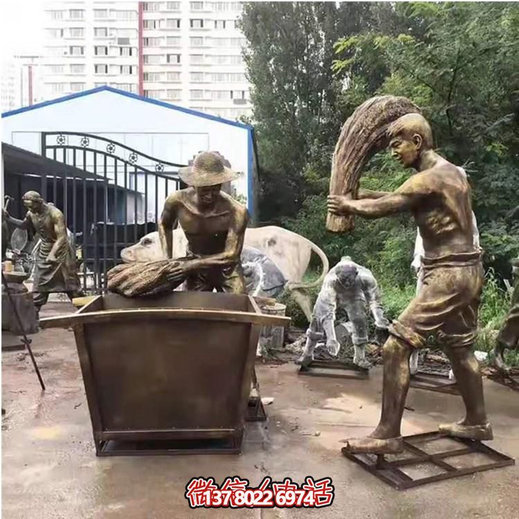 玻璃鋼仿銅農(nóng)耕人物雕塑，美化戶外景區(qū)