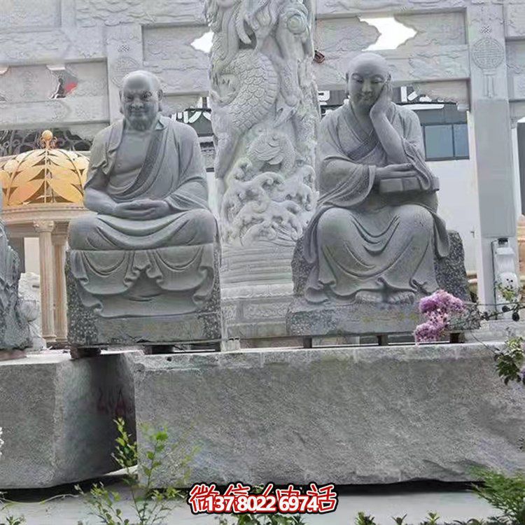 大型戶外石雕佛像雕塑，裝點美麗的寺院園林