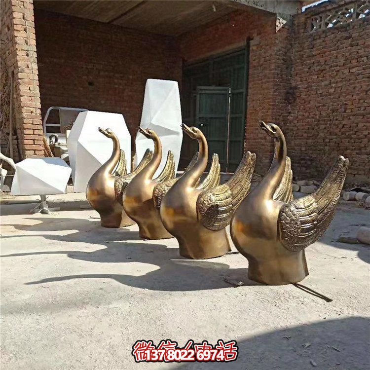 仿銅噴水雕塑，玻璃鋼景觀天鵝水池，為廣場(chǎng)園林?jǐn)[放