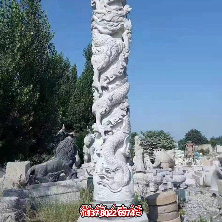 仿古石雕龍柱雕塑，為廣場增添古典魅力