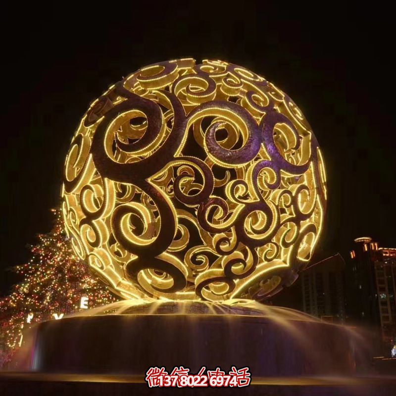 不銹鋼鏤空球雕塑，照亮夜晚的美麗噴泉