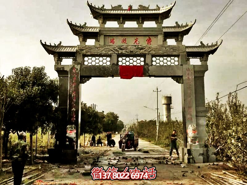 裝飾新村莊單門牌坊，青石鏤空浮雕精美