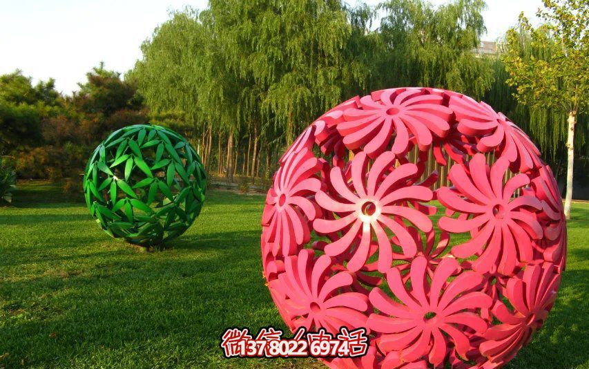 創(chuàng)意粉色鏤空球雕塑，為公園草坪增添童趣