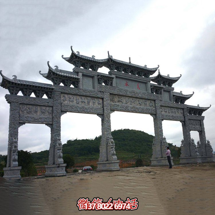 精美大型仿古青石雕刻門(mén)樓牌坊，為景區(qū)入口增添精彩