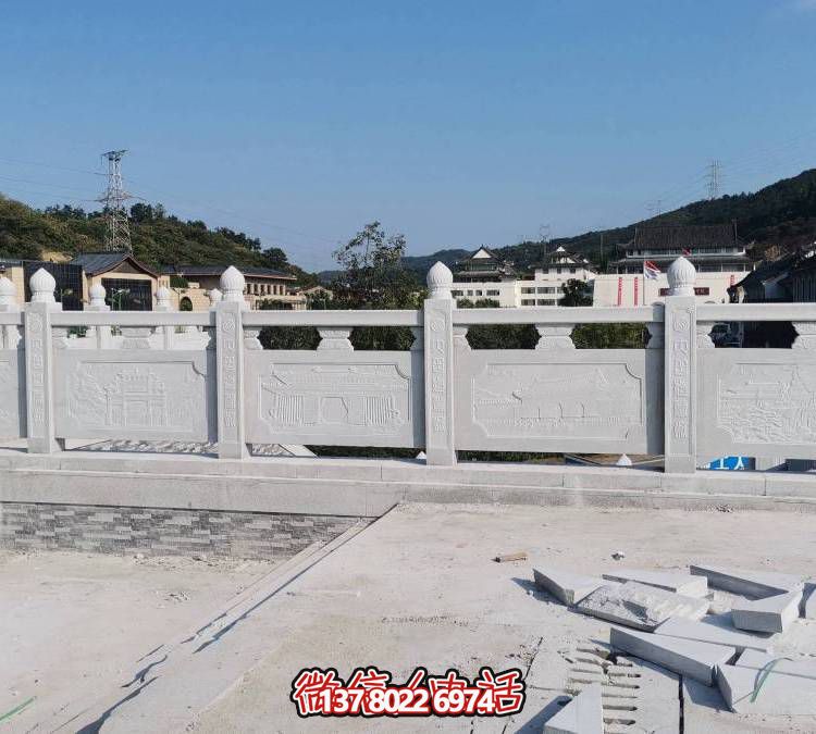 精美大理石雕塑，飾以圍欄的戶外河道裝飾