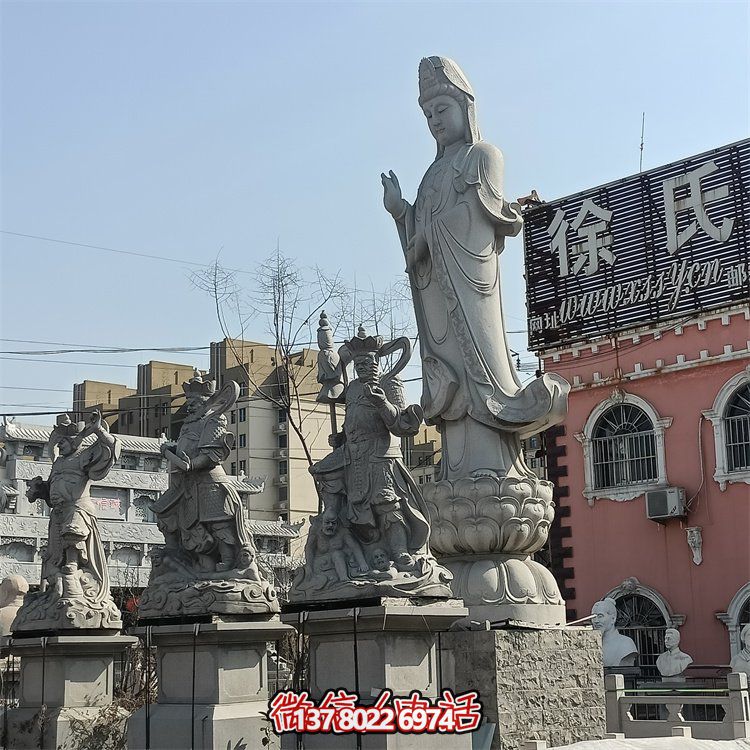 精美關(guān)公、佛像和石獅子雕刻，青石裝點(diǎn)美化廣場