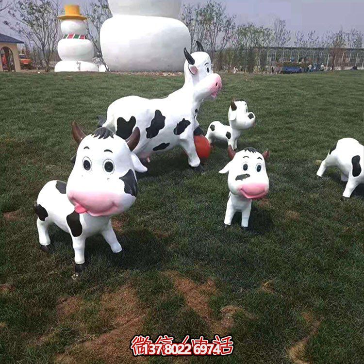 可愛小奶牛玻璃鋼雕塑，為戶外園林景觀增添獨(dú)特魅力