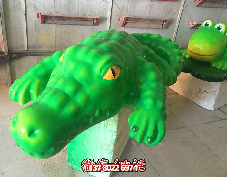 玻璃鋼鱷魚雕塑，為游樂場(chǎng)裝飾添彩