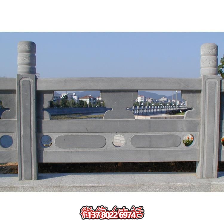 青石雕刻欄桿欄板，點綴美麗河道