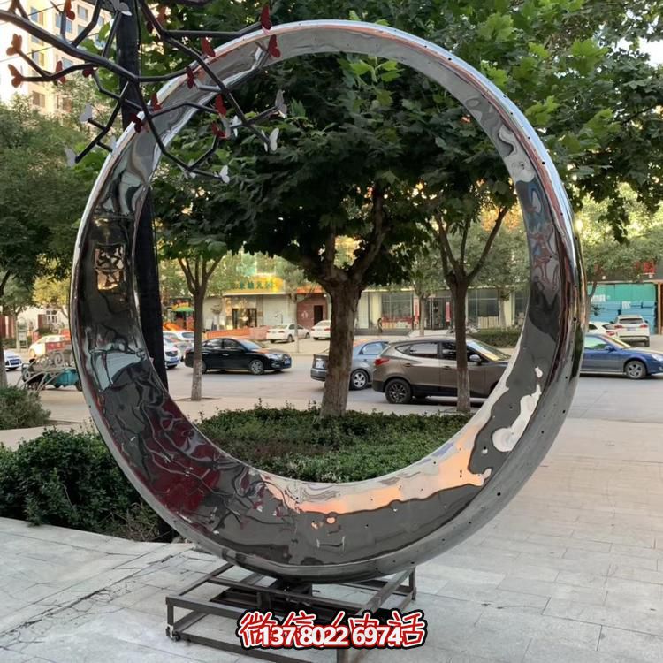 高級不銹鋼鏡面拋光圓環(huán)噴泉，為酒店會所戶外景觀雕塑增添絢麗色彩