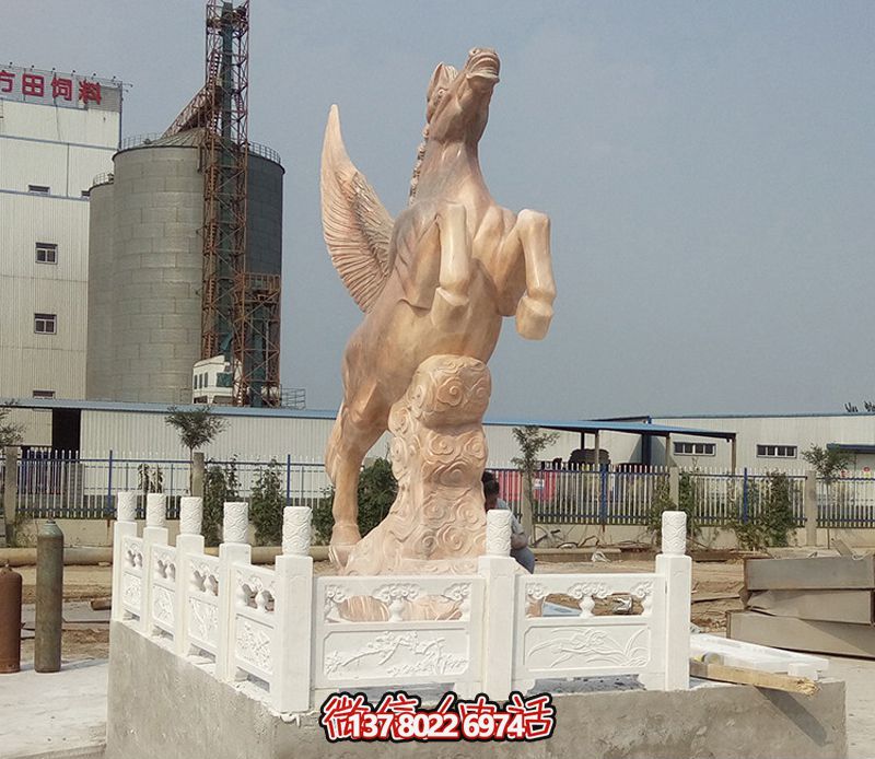 飛馬石雕創(chuàng)意雕塑，點綴廣場上的黃蠟石