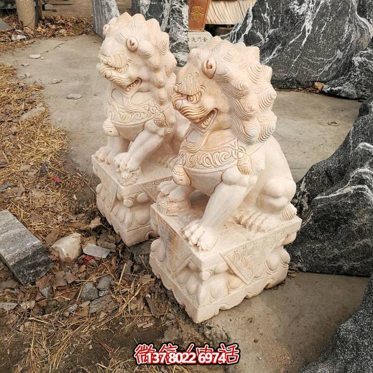 精美大理石雕刻石獅子，為酒店門口添彩晚霞紅