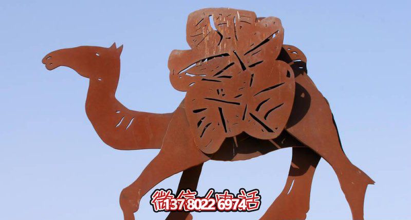 不銹鋼駱駝剪紙雕塑，點綴街道邊行走