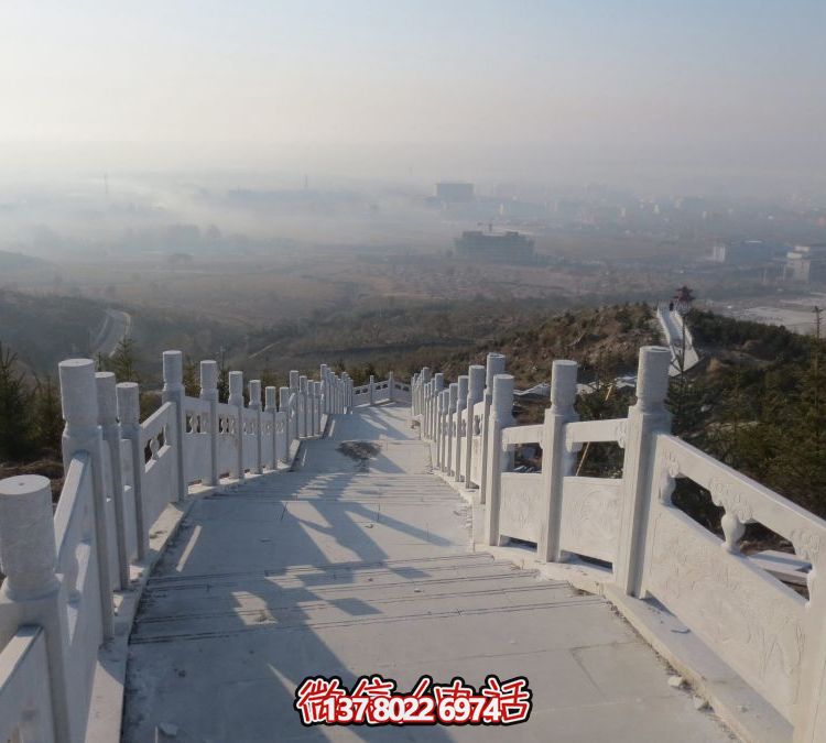 精致石雕護(hù)欄，漢白玉青石欄板點(diǎn)綴天然風(fēng)情