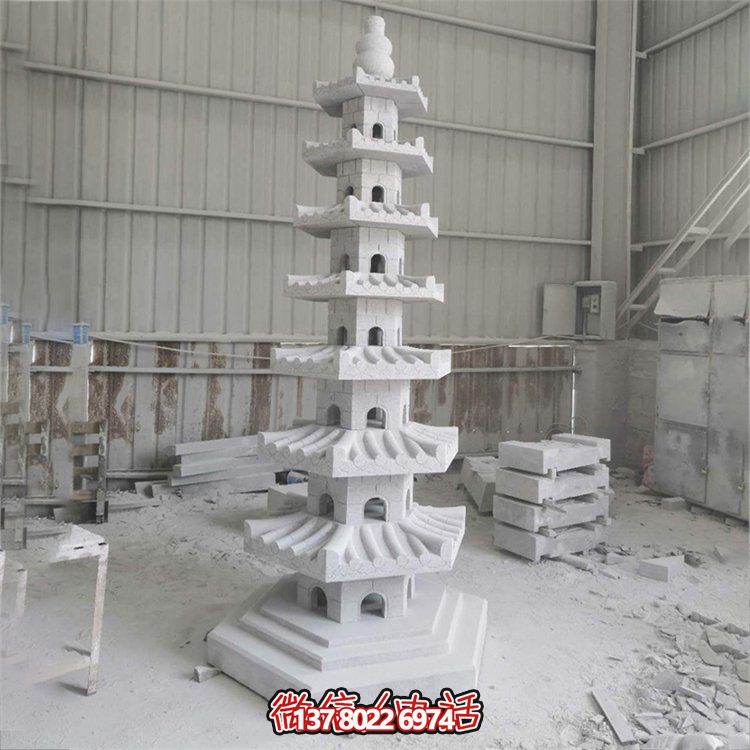 天然青石多層石佛塔，雕刻精美，為寺廟擺放