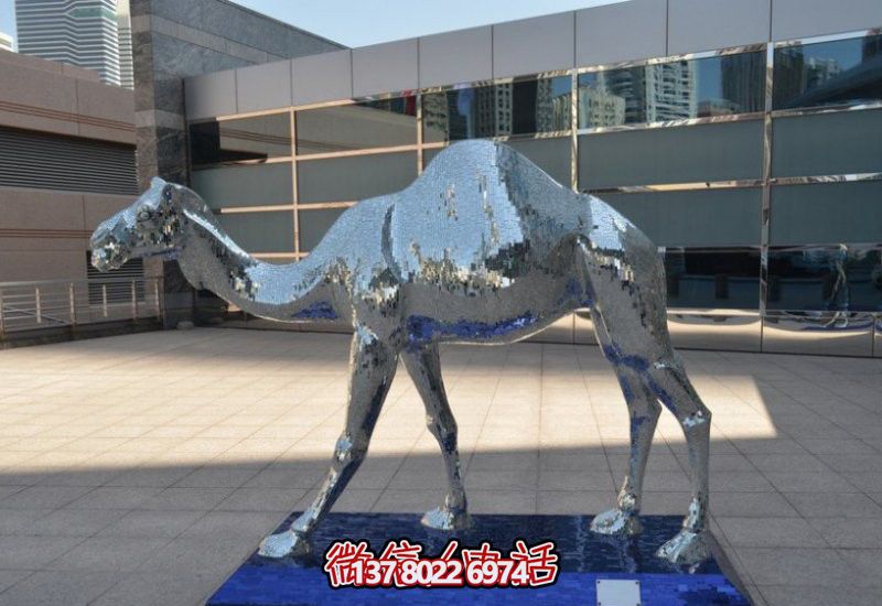 不銹鋼駱駝雕塑，為廣場添彩