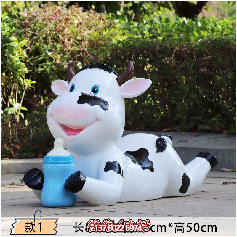 玻璃鋼牛雕塑，為幼兒園的幼兒們趴著喝奶更添樂趣