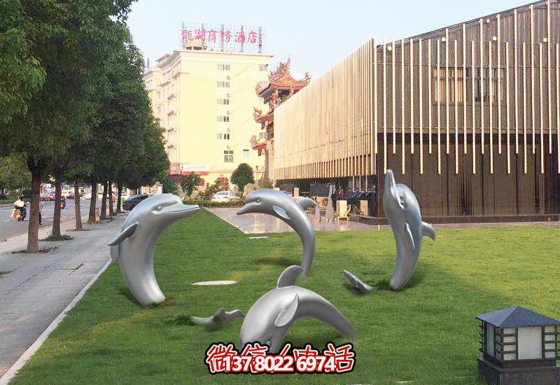 不銹鋼海豚形象雕塑，給草坪增添獨(dú)特姿態(tài)