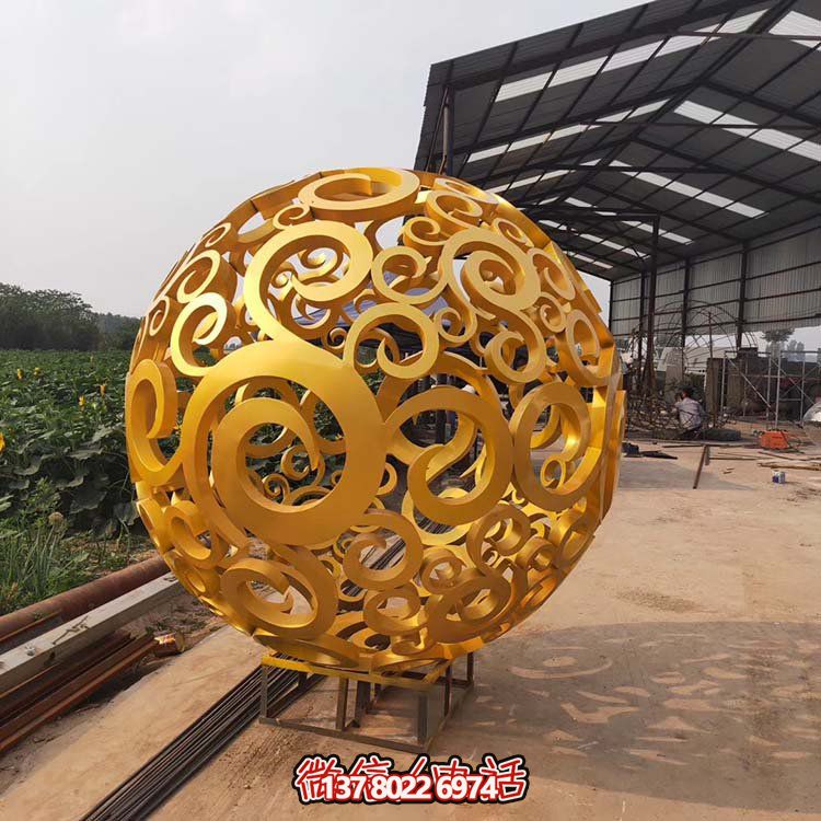 大型不銹鋼鏤空球雕塑，為園林景觀增添靈動之美