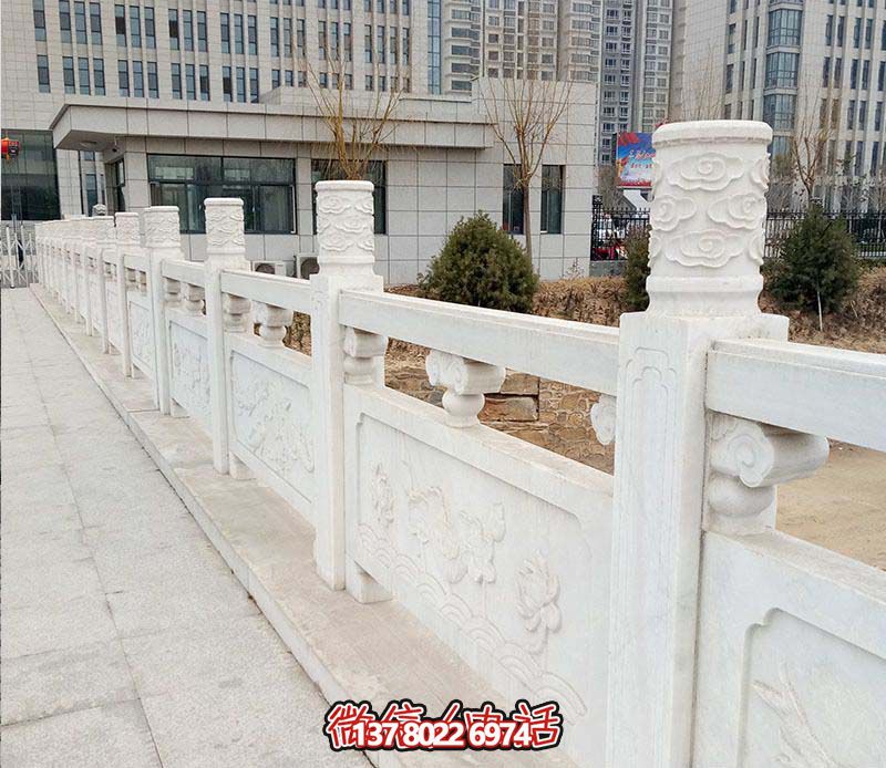 漢白玉鑲嵌欄桿扶手，點(diǎn)綴走廊裝飾，為城市花園添彩