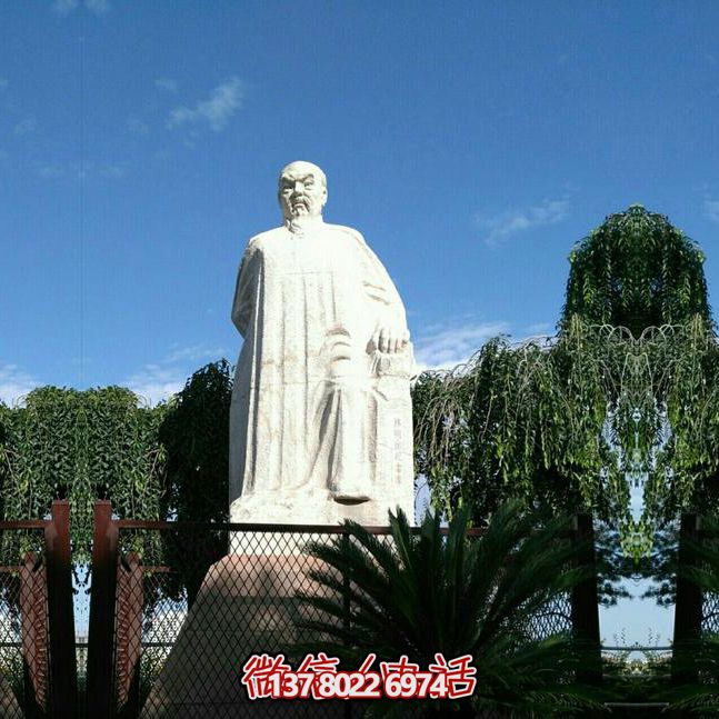 林則徐石雕塑，點(diǎn)綴校園廣場(chǎng)
