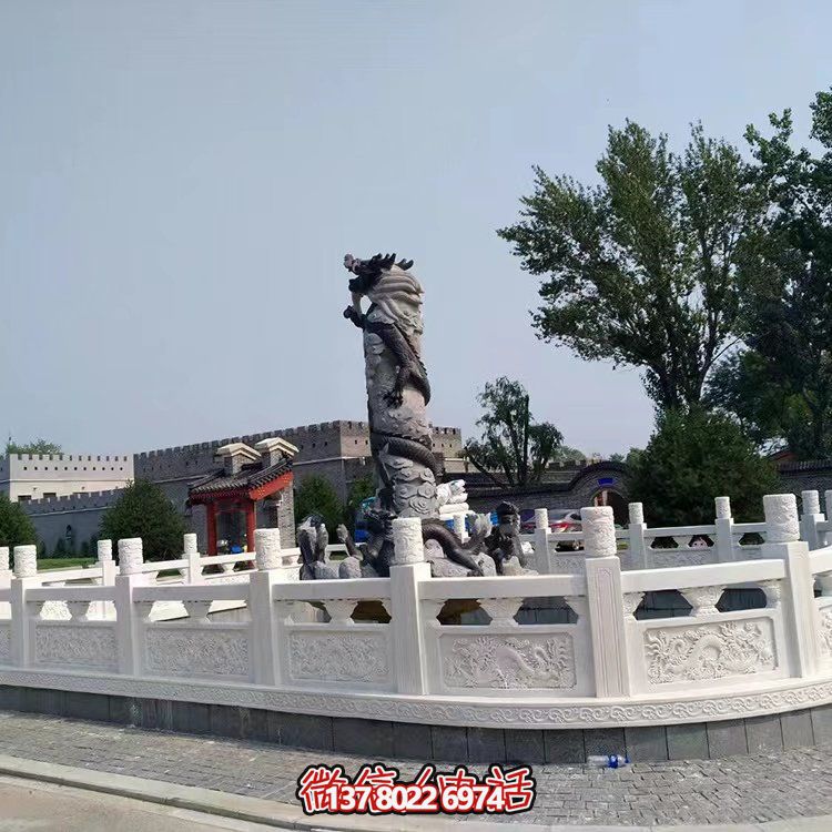 漢白玉石雕欄板，為景區(qū)水池提供防護(hù)及園林裝飾