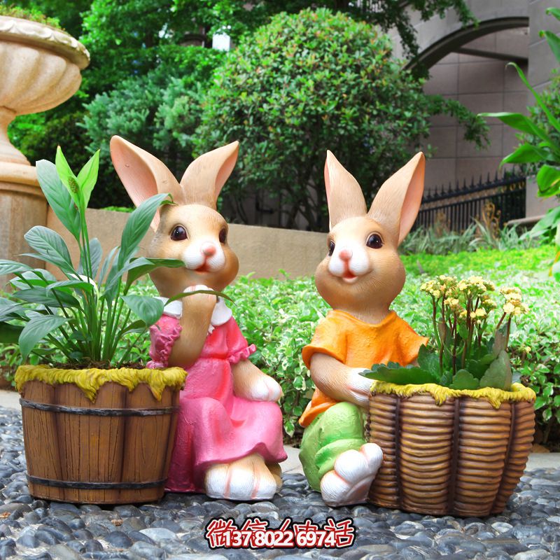 彩繪玻璃鋼兔子雕塑，點(diǎn)綴戶外公園裝飾