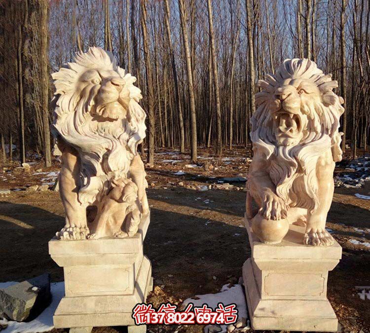 紅色獅子雕塑，欣賞絕美晚霞