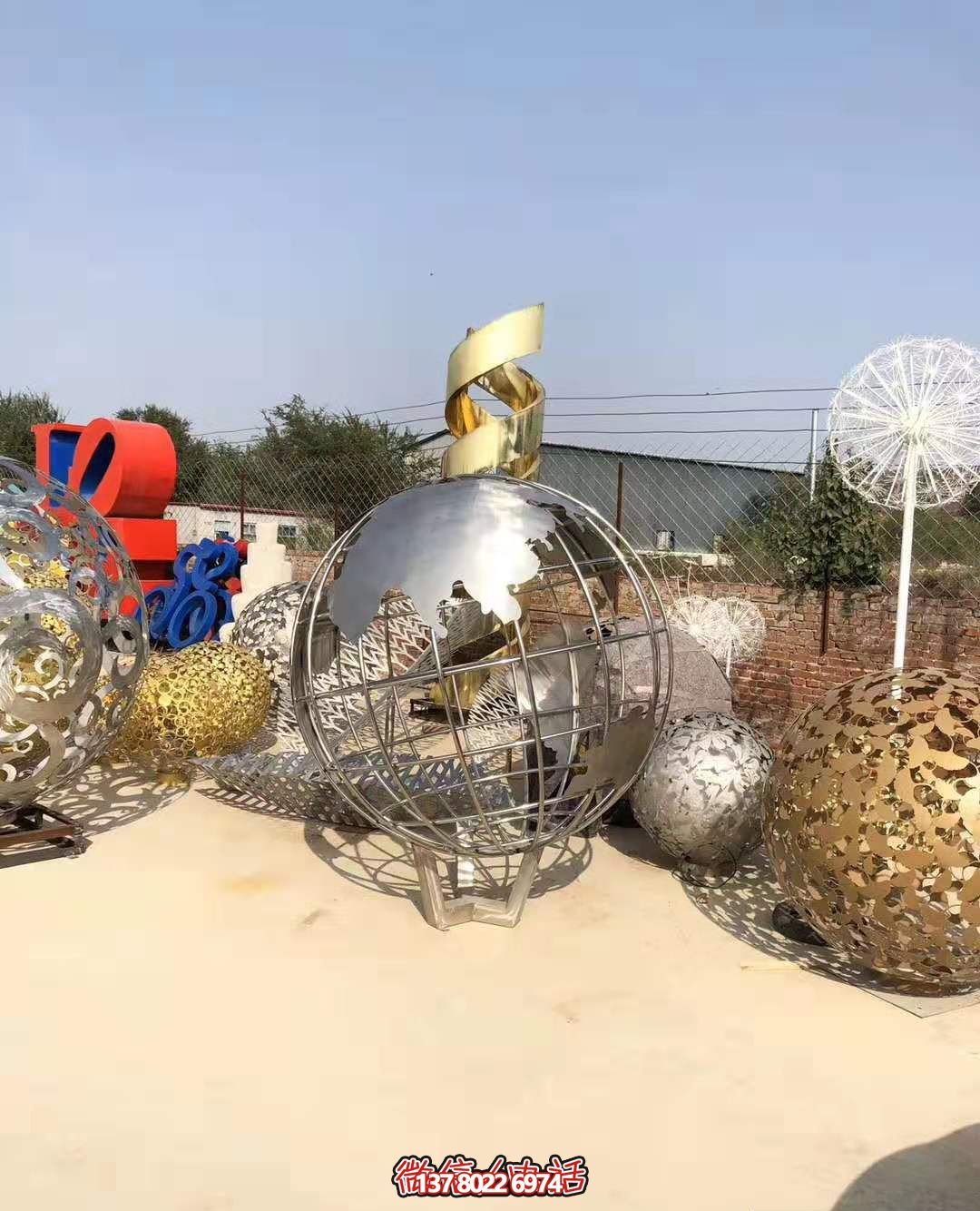 不銹鋼拋光地球儀雕塑，營造公園游樂場氛圍