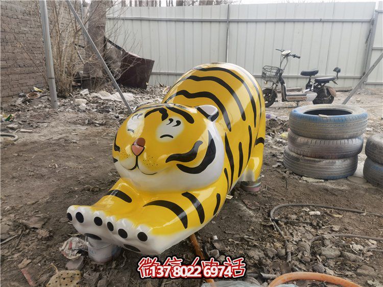 玻璃鋼彩繪抽象老虎雕塑，為幼兒園裝飾而生