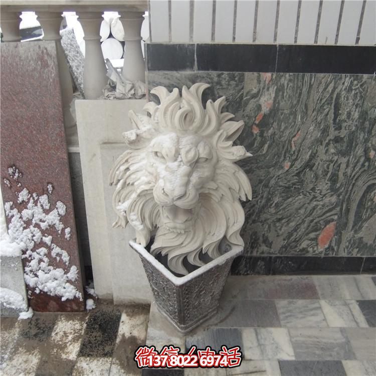 豪華別墅大型紅石獅子雕塑，園林景觀完美呈現(xiàn)
