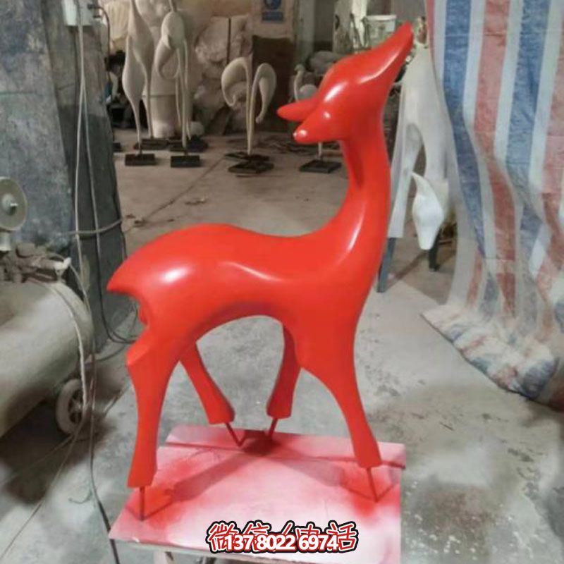 玻璃鋼制紅色梅花鹿雕塑，裝點(diǎn)別墅小區(qū)精致美觀