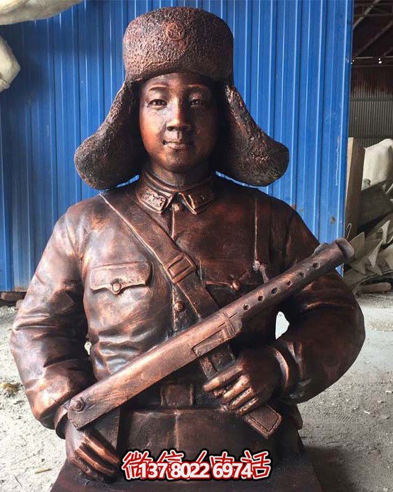 不銹鋼仿銅雷鋒持槍雕塑，現(xiàn)代雷鋒屹立于戶外景區(qū)
