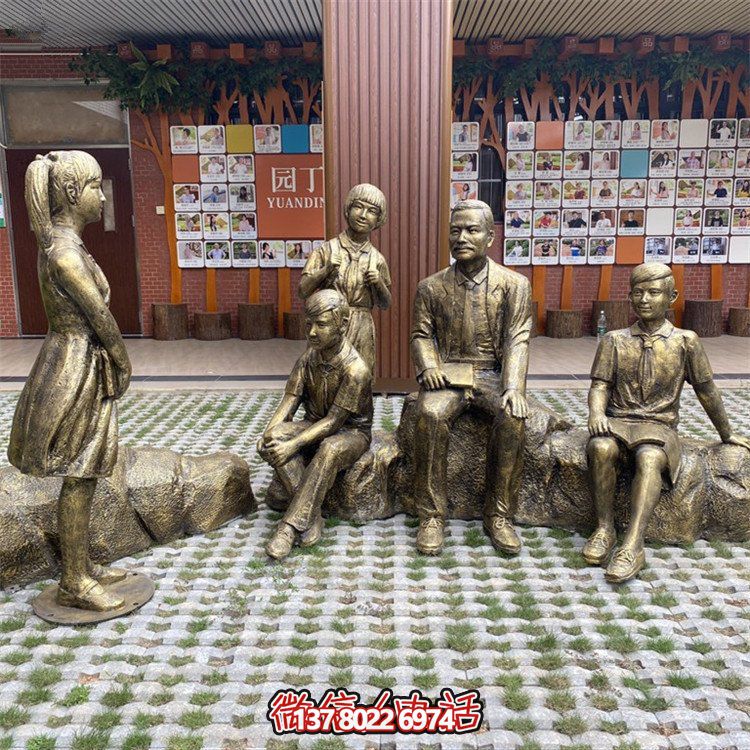 仿銅人物雕塑，裝點步行街情景
