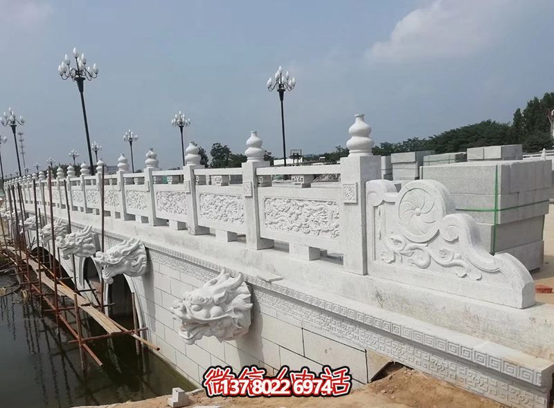 精美漢白玉石拱橋，融龍紋雕刻欄桿
