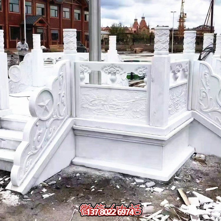 漢白玉升旗臺，做工精美，安全防護(hù)欄桿