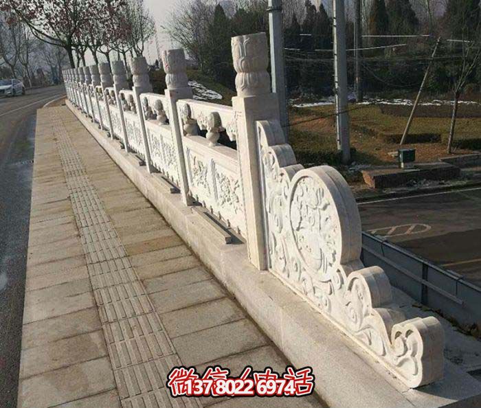 現(xiàn)代城市綠化防護(hù)欄桿，融入自然元素的花崗巖石雕
