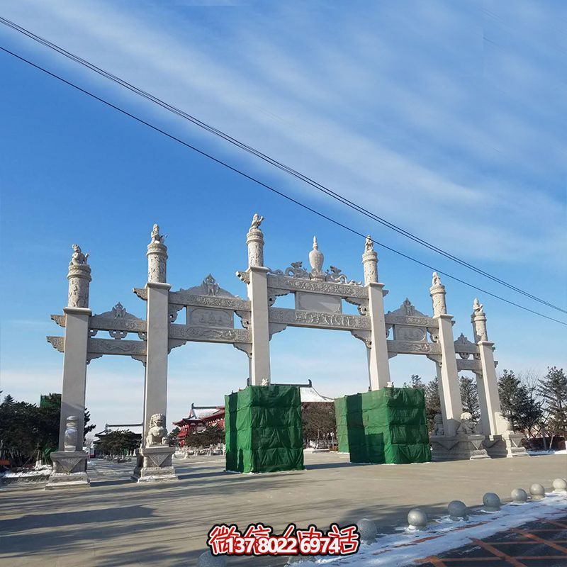新款漢白玉牌坊，美觀而古樸的石六柱，為寺院和景區(qū)增添靈氣