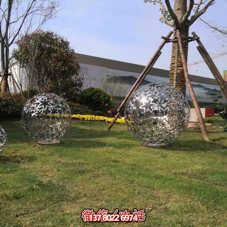 藝術(shù)雕塑裝置以不銹鋼和樹葉為原料，鏤空球造型，為戶外廣場和草坪增添藝術(shù)氣息