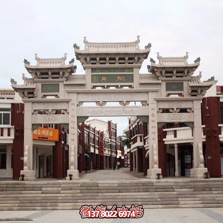 精美中式三門牌坊，裝飾大理街道