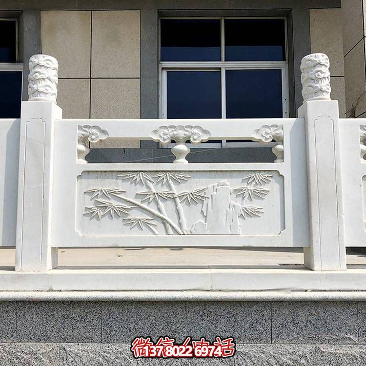 精致古典庭院雕飾浮雕石柱、欄桿、欄板，營造溫馨園林