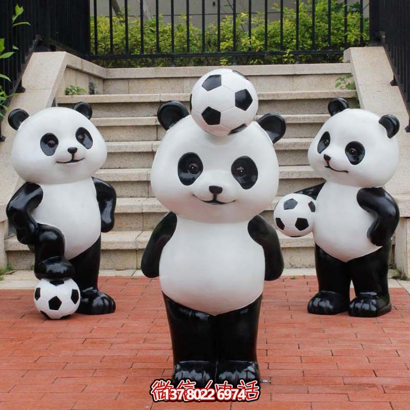 可愛熊貓雕塑，擺放玻璃鋼足球，為庭院添彩