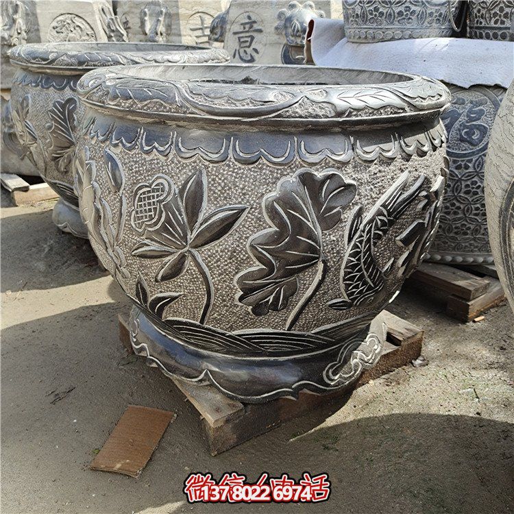 古建庭院蓄水缸，用青石點(diǎn)綴
