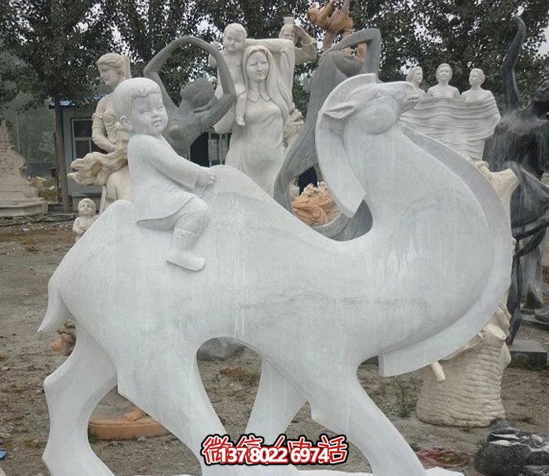漢白玉駱駝雕塑，點綴公園里的抽象風情